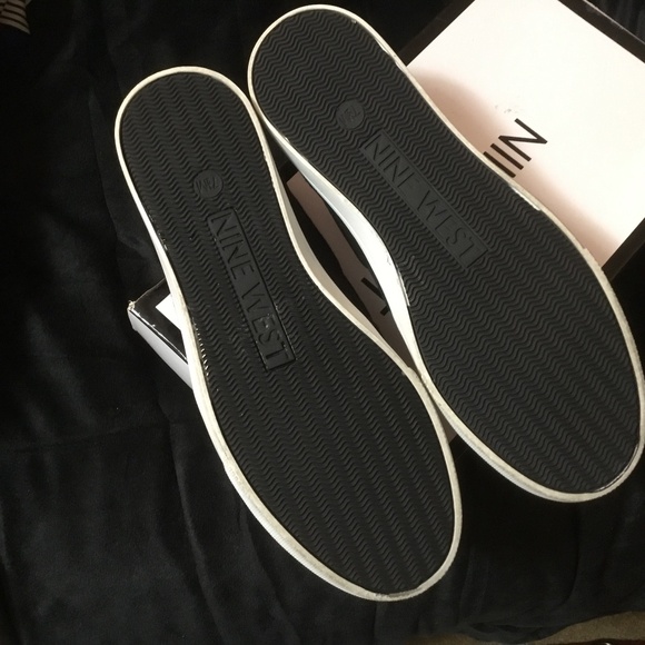 Nine West Black/White Slip On - Picture 3 of 5